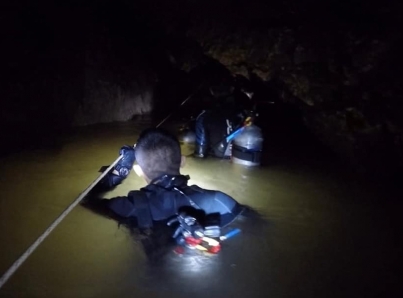 Salen con vida los 12 niños y su entrenador de cueva en Tailandia