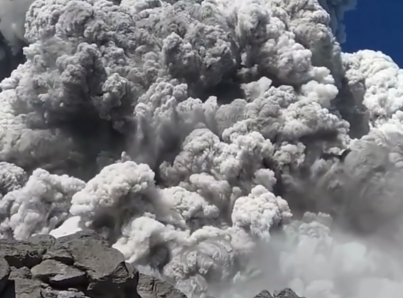 Más de 500 turistas atrapados cerca de volcán tras sismo en Indonesia