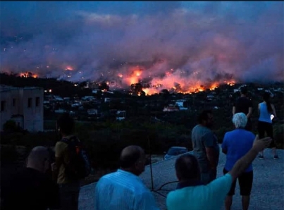 Bomberos extinguen sin descanso incendios en Grecia, van 80 muertos