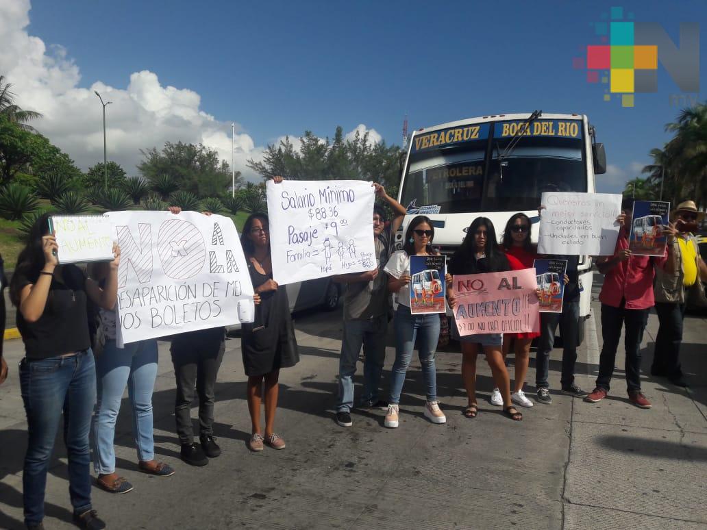 Universitarios se manifiestan en contra del incremento al transporte público anunciado por transportistas