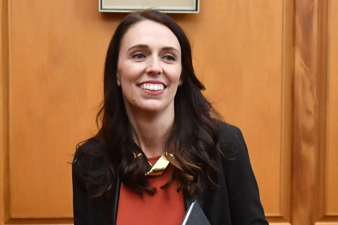 Primera ministra neozelandesa congela salarios de parlamentarios