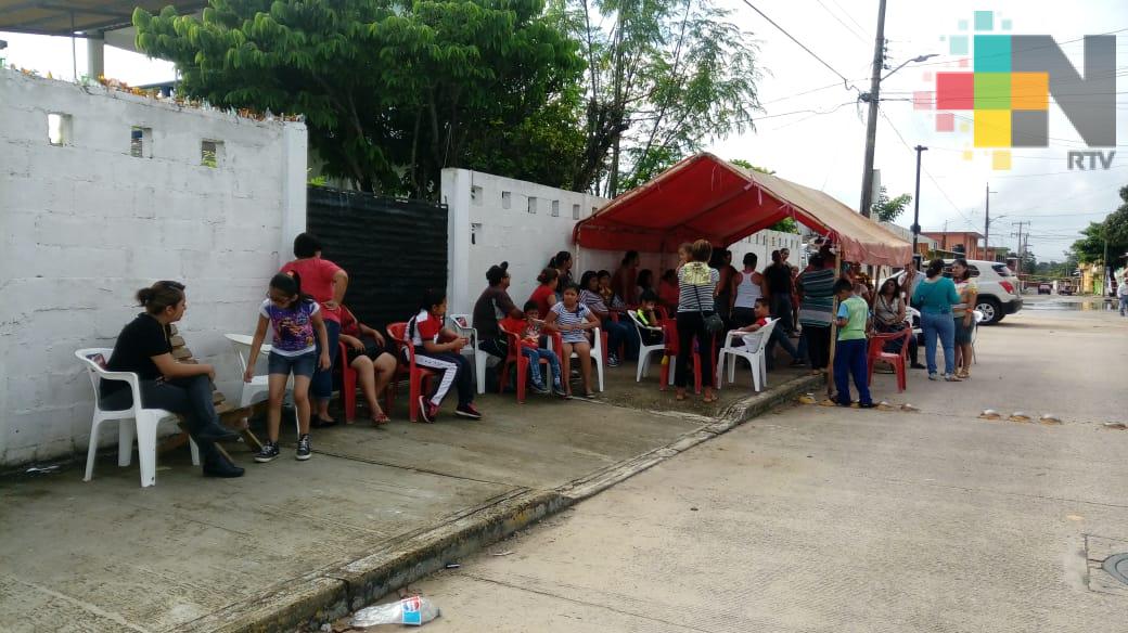En Minatitlán padres toman escuela por falta de intendente
