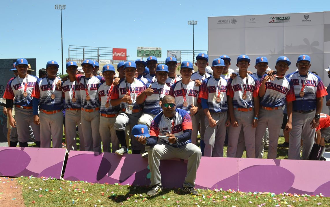 IVD entrega uniformes a peloteros para el Nacional de Federación
