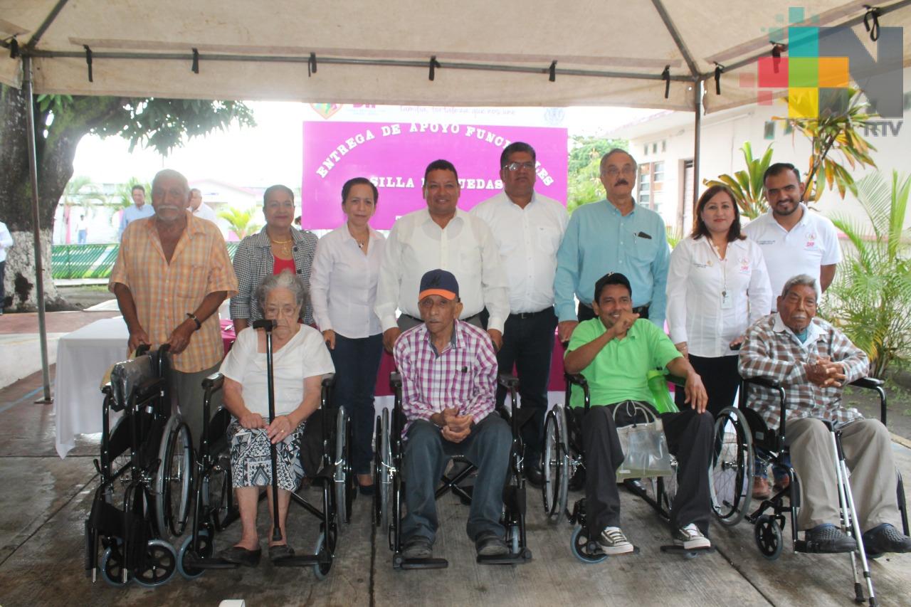DIF de Tierra Blanca entrega sillas de ruedas a personas con discapacidad