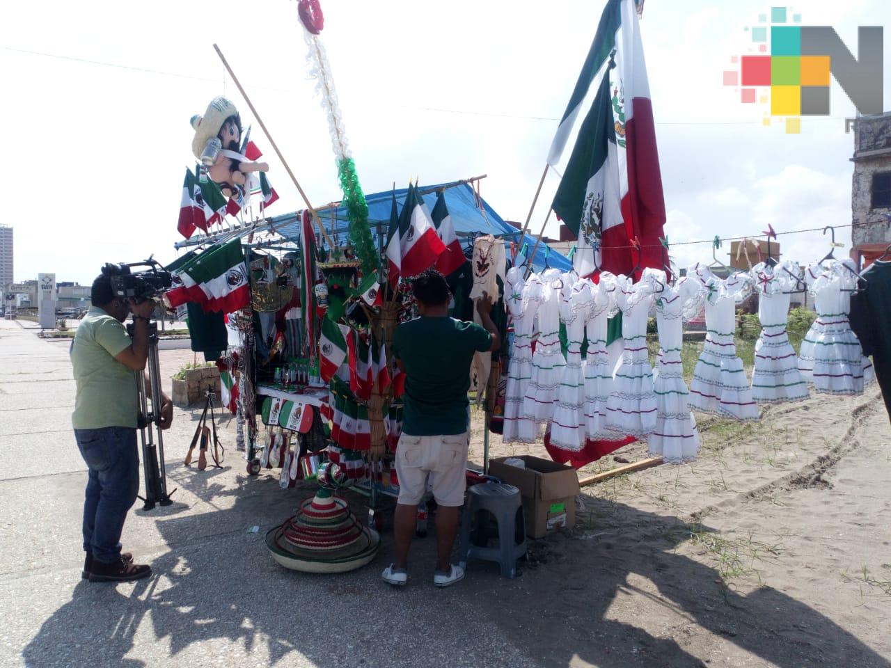 Se instalan comerciantes de artículos patrios en Coatzacoalcos