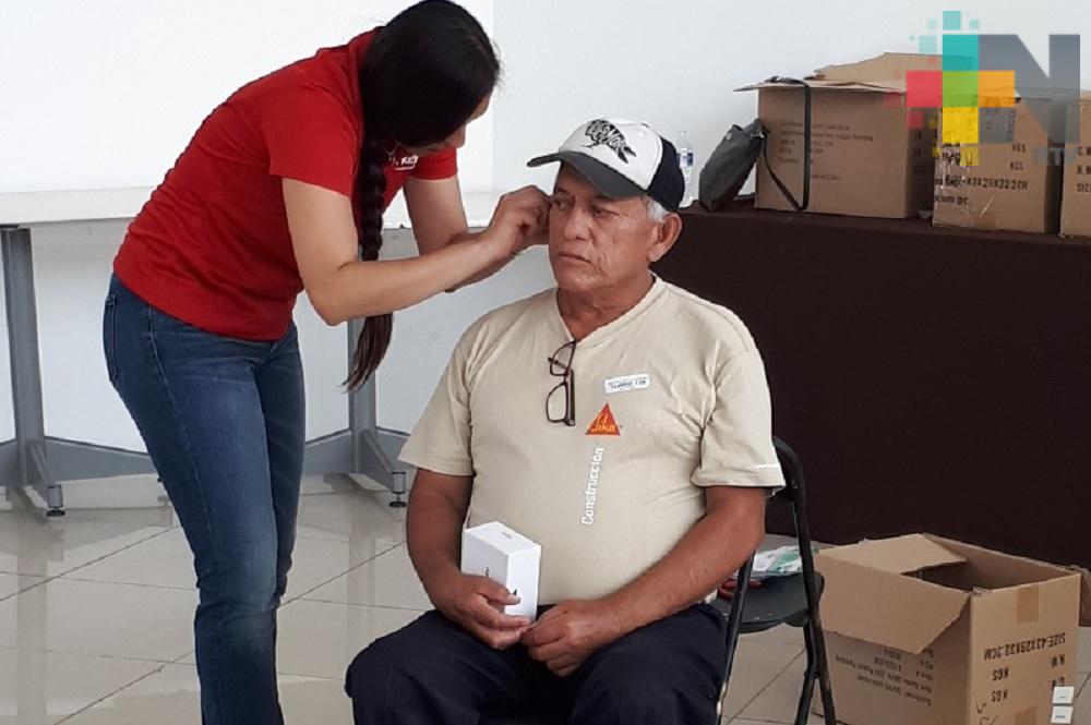 Beneficia DIF municipal de Córdoba a adultos mayores con aparatos auditivos
