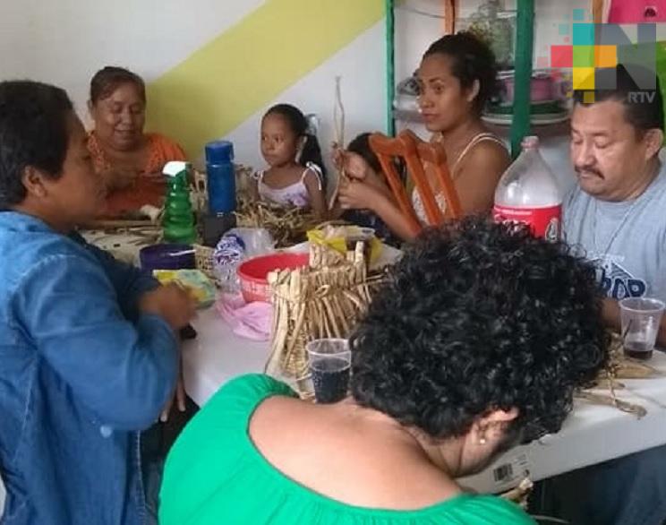 En Tierra Blanca personas con discapacidad realizan artesanías con lirio acuático y planta de tule