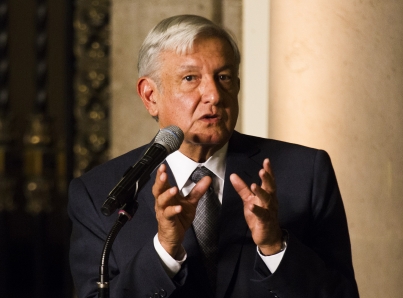 Inicia López Obrador reunión con embajador ruso en casa de transición