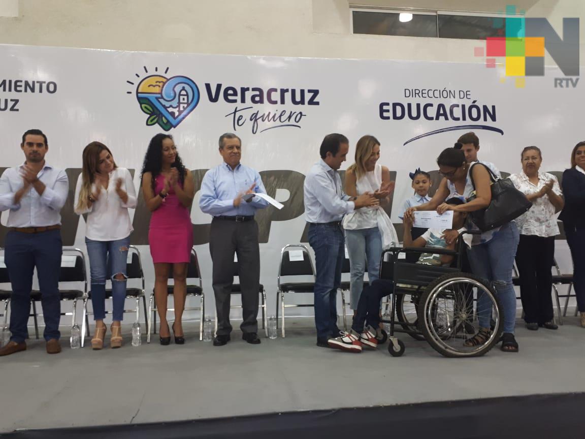 Segunda entrega de becas del ayuntamiento de Veracruz beneficia a 5 mil estudiantes