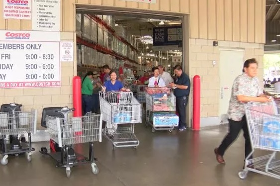 Hawaianos abarrotan comercios ante extremadamente peligroso huracán Lane