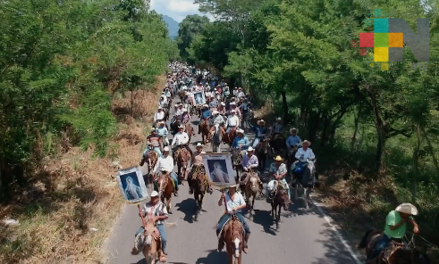 Celebran cabalgata en honor de la Virgen de la Asunción en el municipio de Ixcatepec