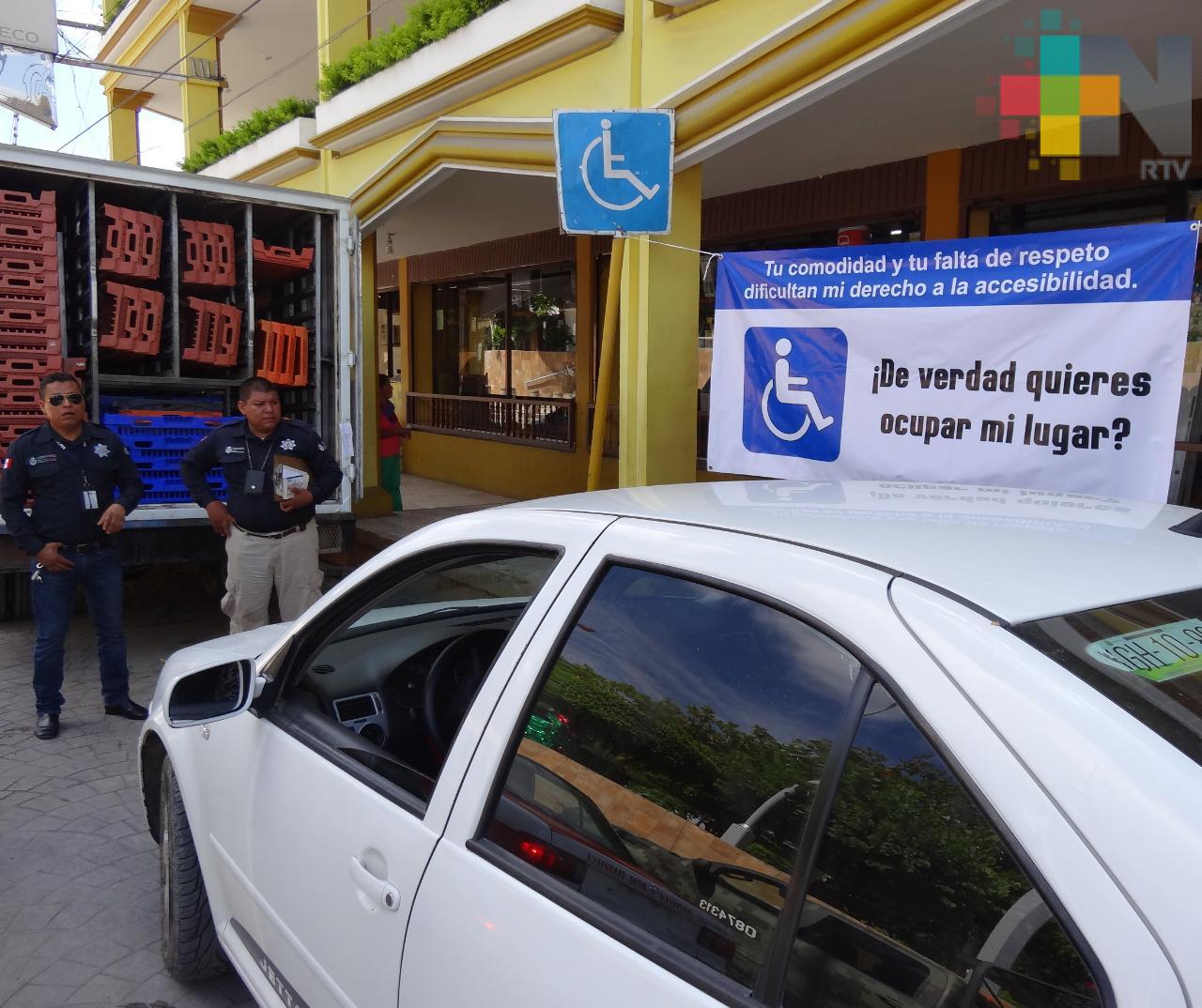 Tránsito coloca lonas para que automovilistas respeten espacios para discapacitados