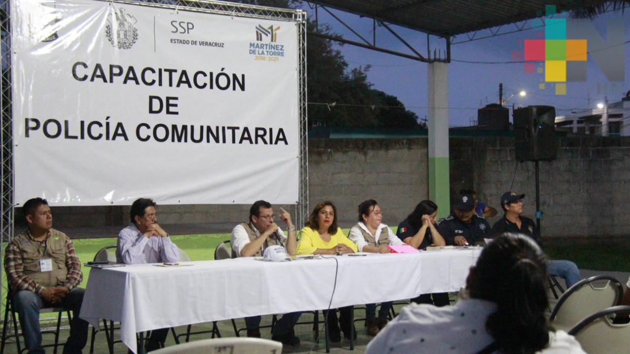 Capacitan y equipan a policías comunitarios en Martínez de la Torre