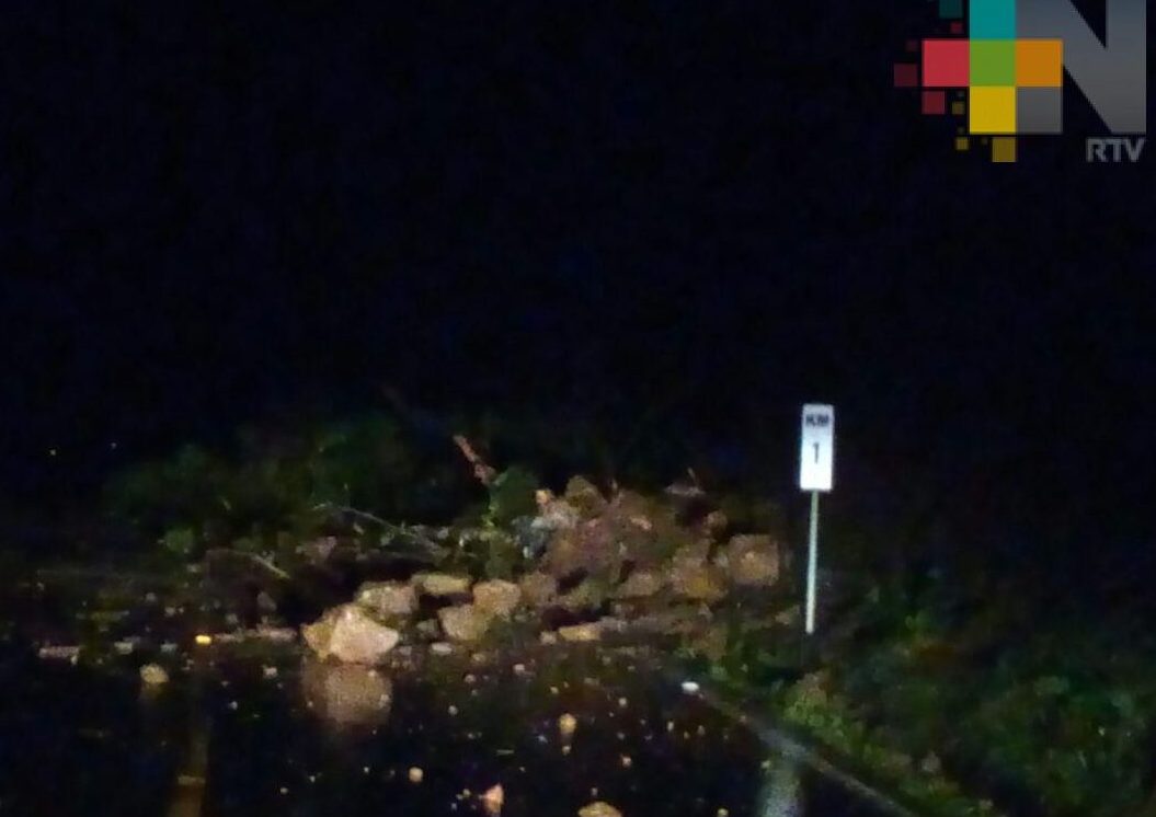 Cierran carretera Cumbre de Tuxpango – Campo Chico en Ixtaczoquitlán por derrumbes