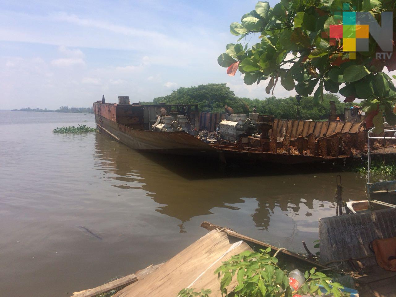 Pescadores denuncian escurrimiento de combustible hacia el río Coatzacoalcos