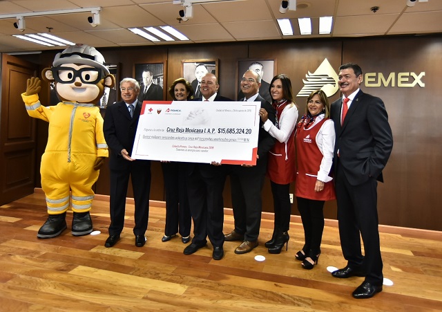 Pemex entrega 15.7 mdp como donativo de trabajadores petroleros a la Cruz Roja Mexicana