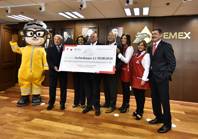 Pemex entrega 15.7 mdp como donativo de trabajadores petroleros a la Cruz Roja Mexicana