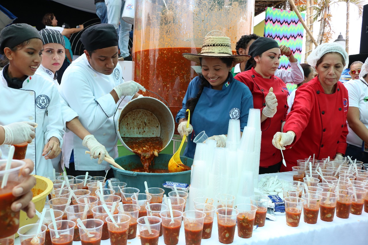 Elaboran el coctel más grande del mundo, en Tamiahua