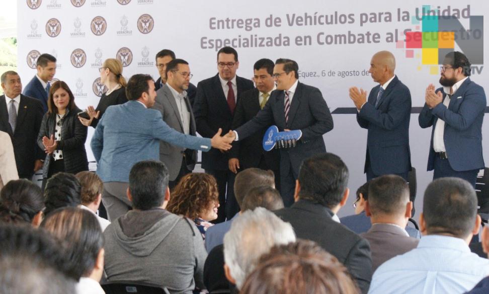 Refuerza FGE Unidad de Combate al Secuestro, entrega Fiscal General patrullas