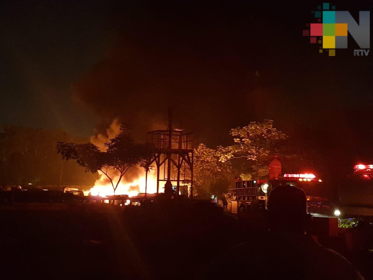 Pemex sofoca incendio en área de vehículos en desuso, en Minatitlán