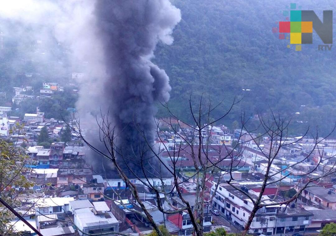 Incendio en Zongolica consume tres comercios; Bomberos controlan el siniestro sin reporte de lesionados