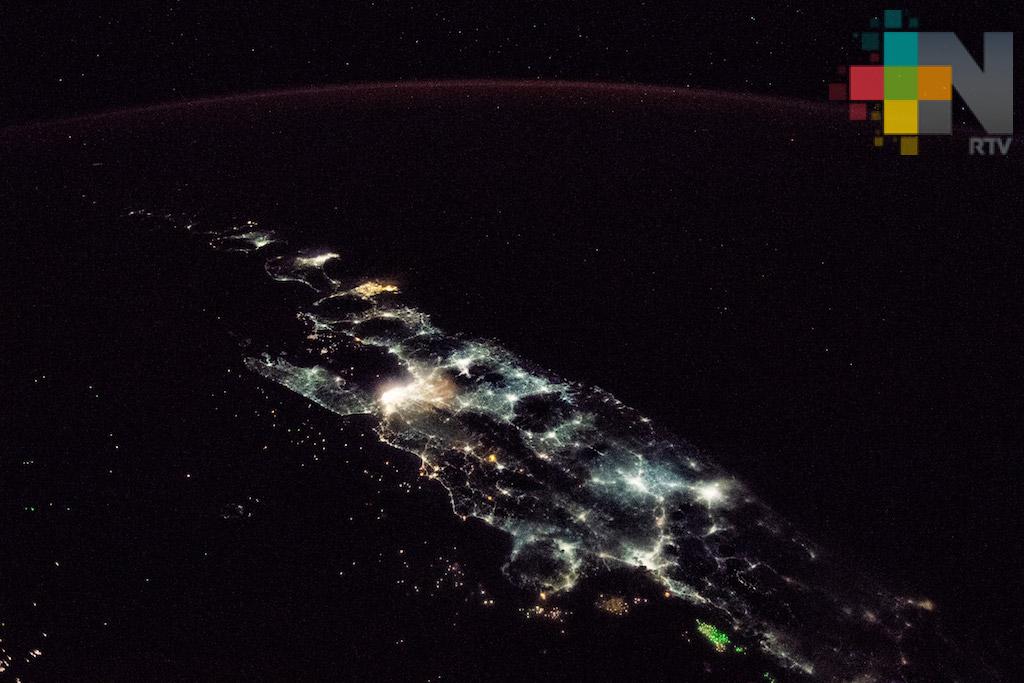 Estación Espacial Internacional toma vista nocturna de isla de Java