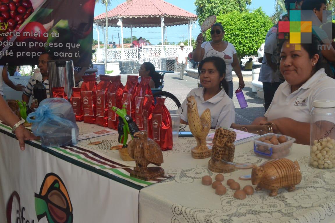 Productores, panaderos y artesanos de Ixhuatlán del Café participan en fiestas de Tlalixcoyan