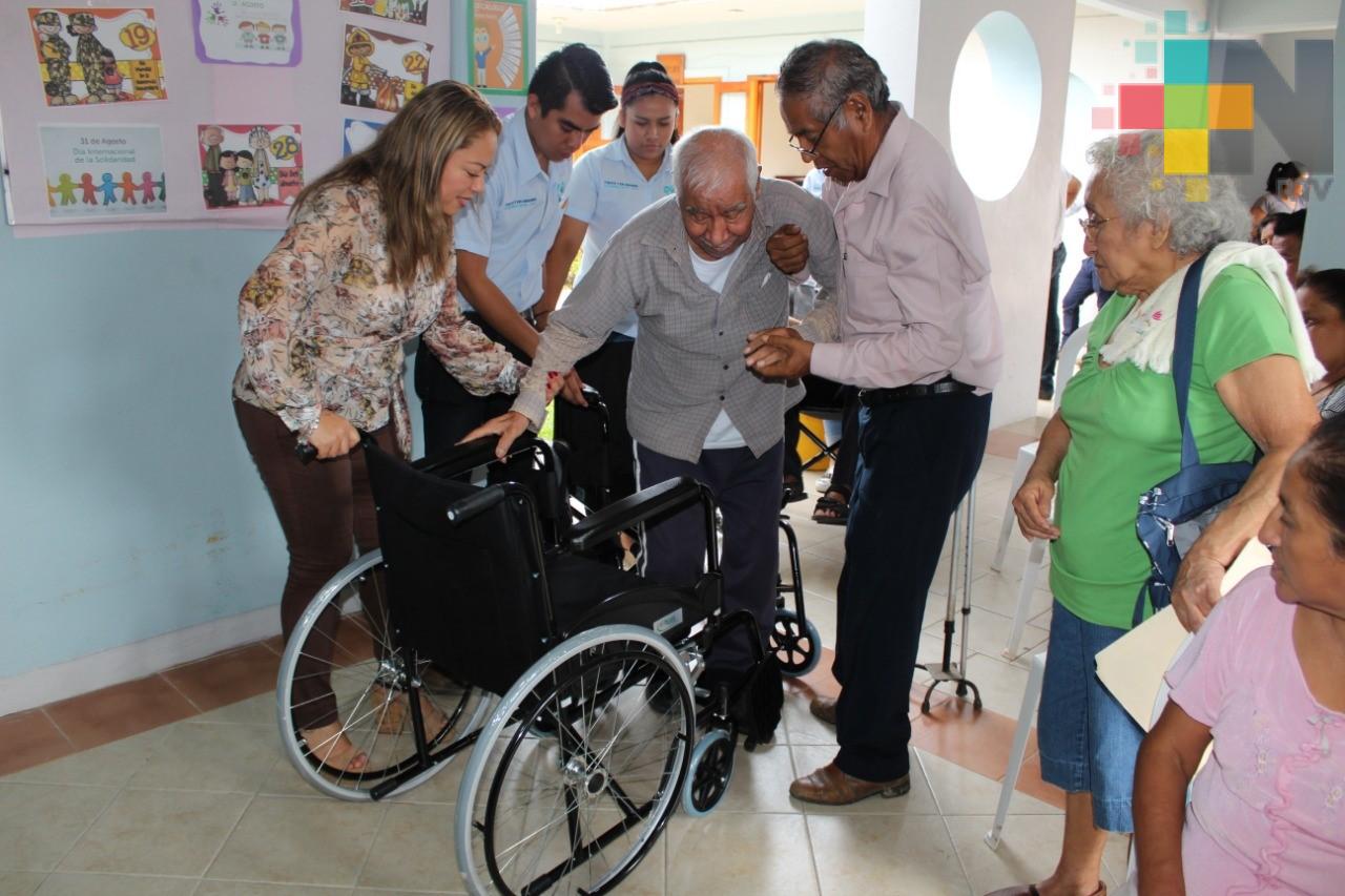 Entrega DIF de Misantla sillas de ruedas a personas con discapacidad