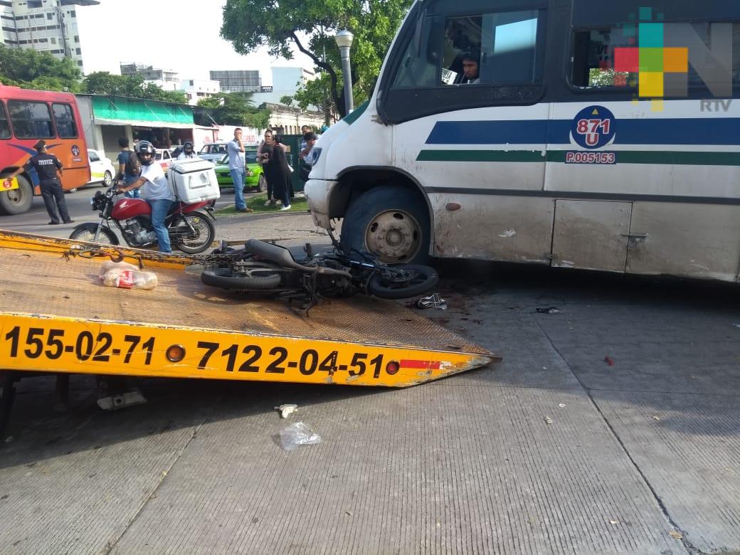 Muere motociclista atropellado por autobús