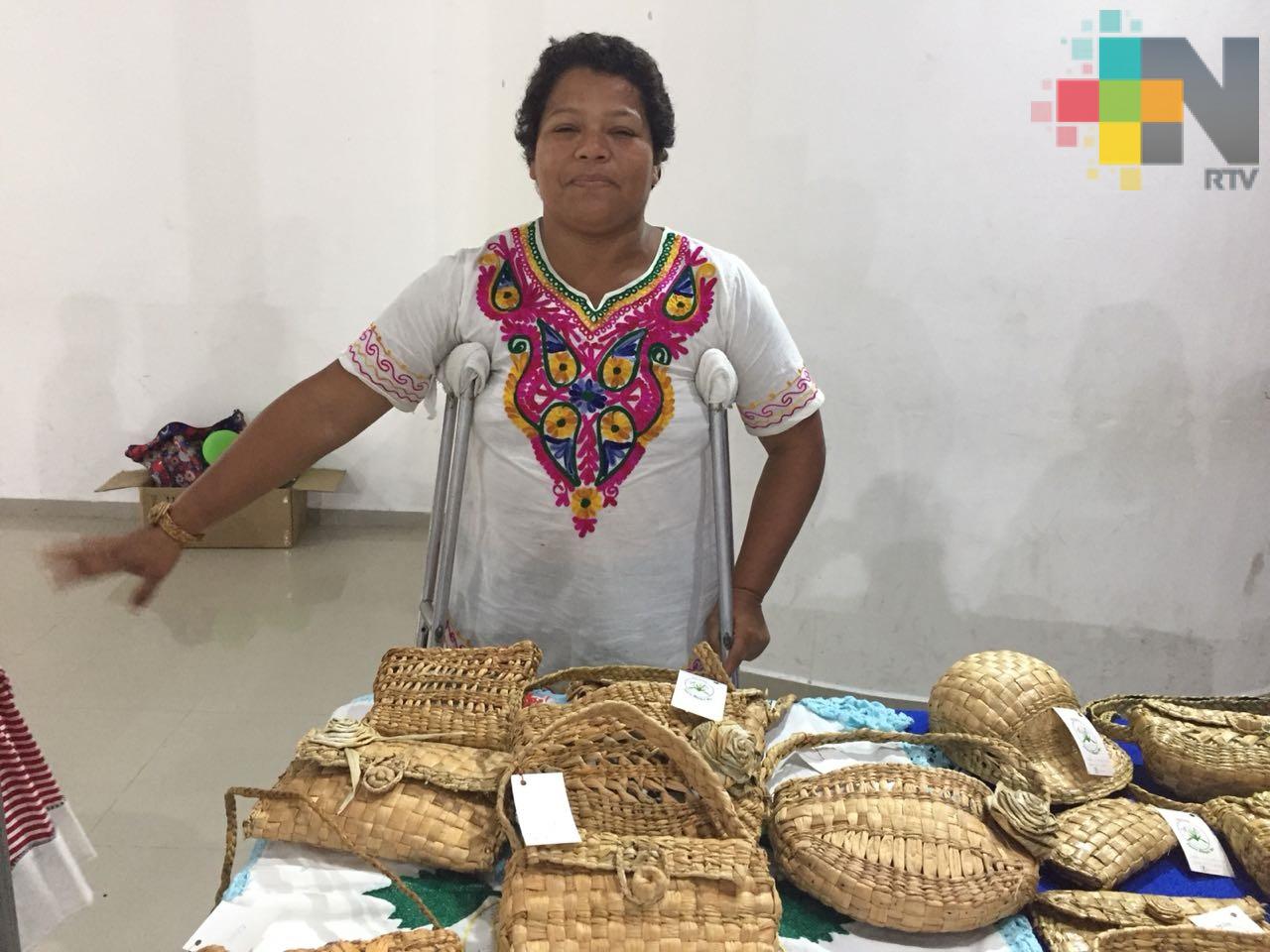 Personas con discapacidad se autoemplean haciendo artesanías