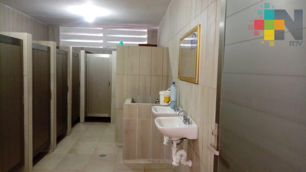 Avanza modernización de servicios sanitarios en mercado de Coatzacoalcos