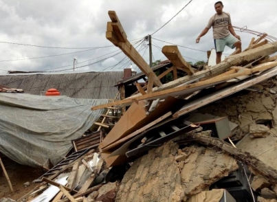 Aumenta a 142 la cifra de muertos por terremoto en Indonesia