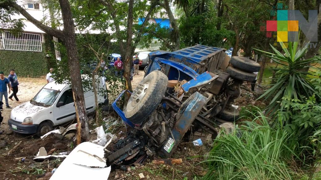 Fallece una persona y 2 más resultan lesionadas al volcar camión materialista en colonia Casa Blanca de Xalapa