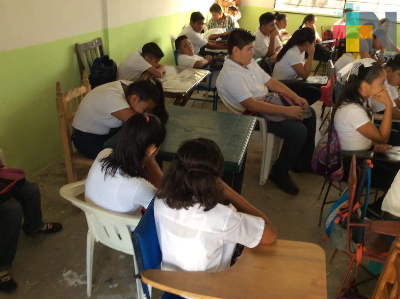 Por falta de mobiliario, niños de Coatzacoalcos llevan sillas a la escuela