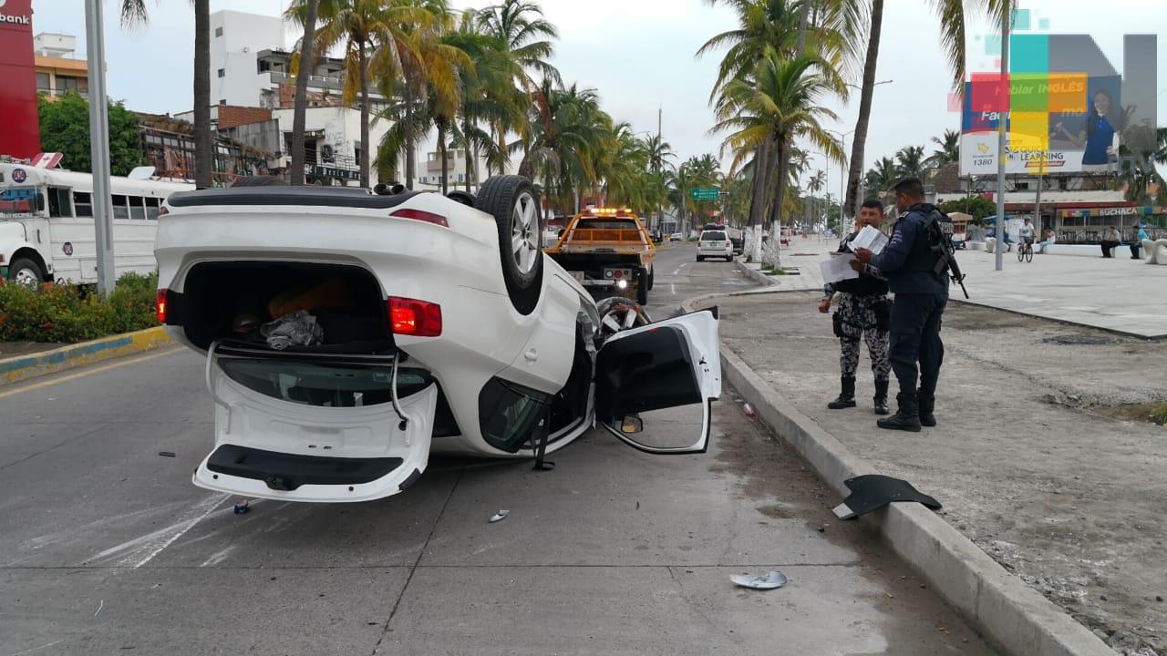 Vuelca automóvil sobre bulevar Manuel Ávila Camacho de Veracruz