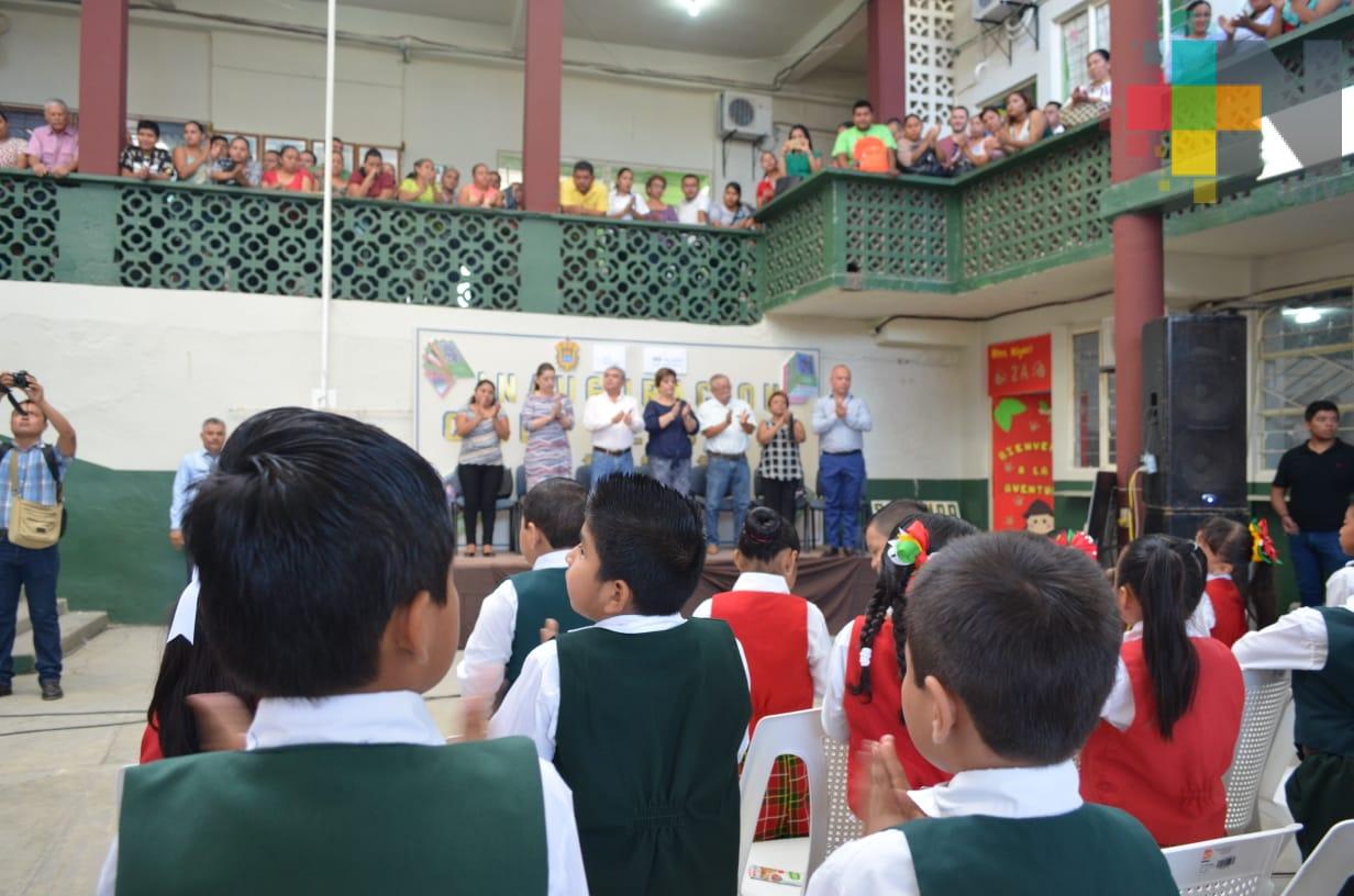 Más de seis mil alumnos iniciaron clases en Tantoyuca; recibieron equipo de cómputo y uniformes