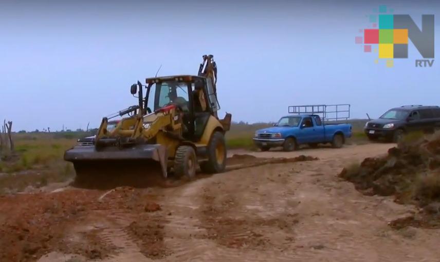 Rehabilitan caminos de terracería en ejidos más alejados de Coatzacoalcos