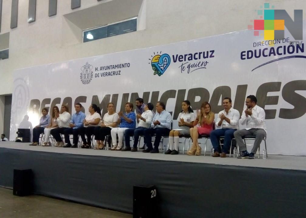 Entregan 10 mil becas escolares en el puerto de Veracruz