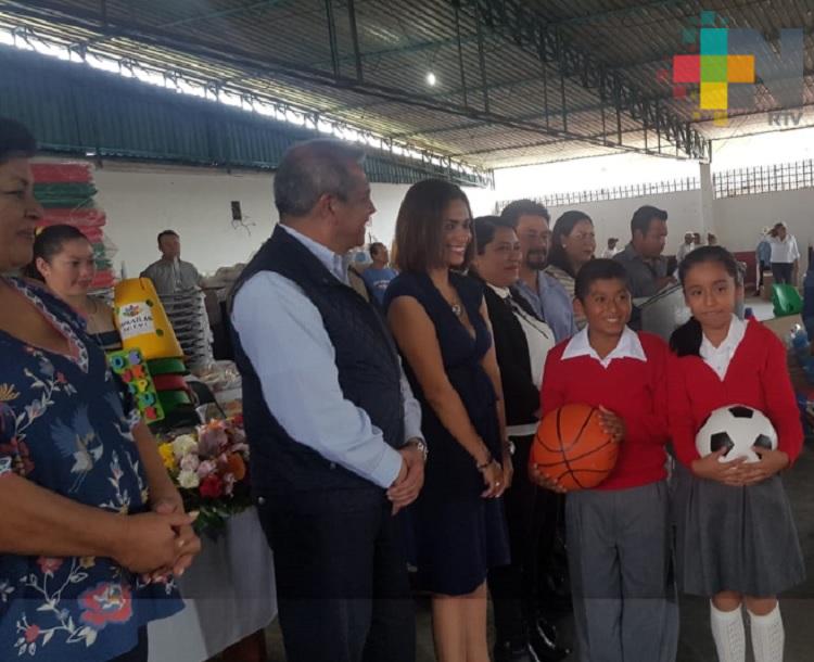 Secretario de Educación entrega material a escuelas de Ixhuatlán del Café
