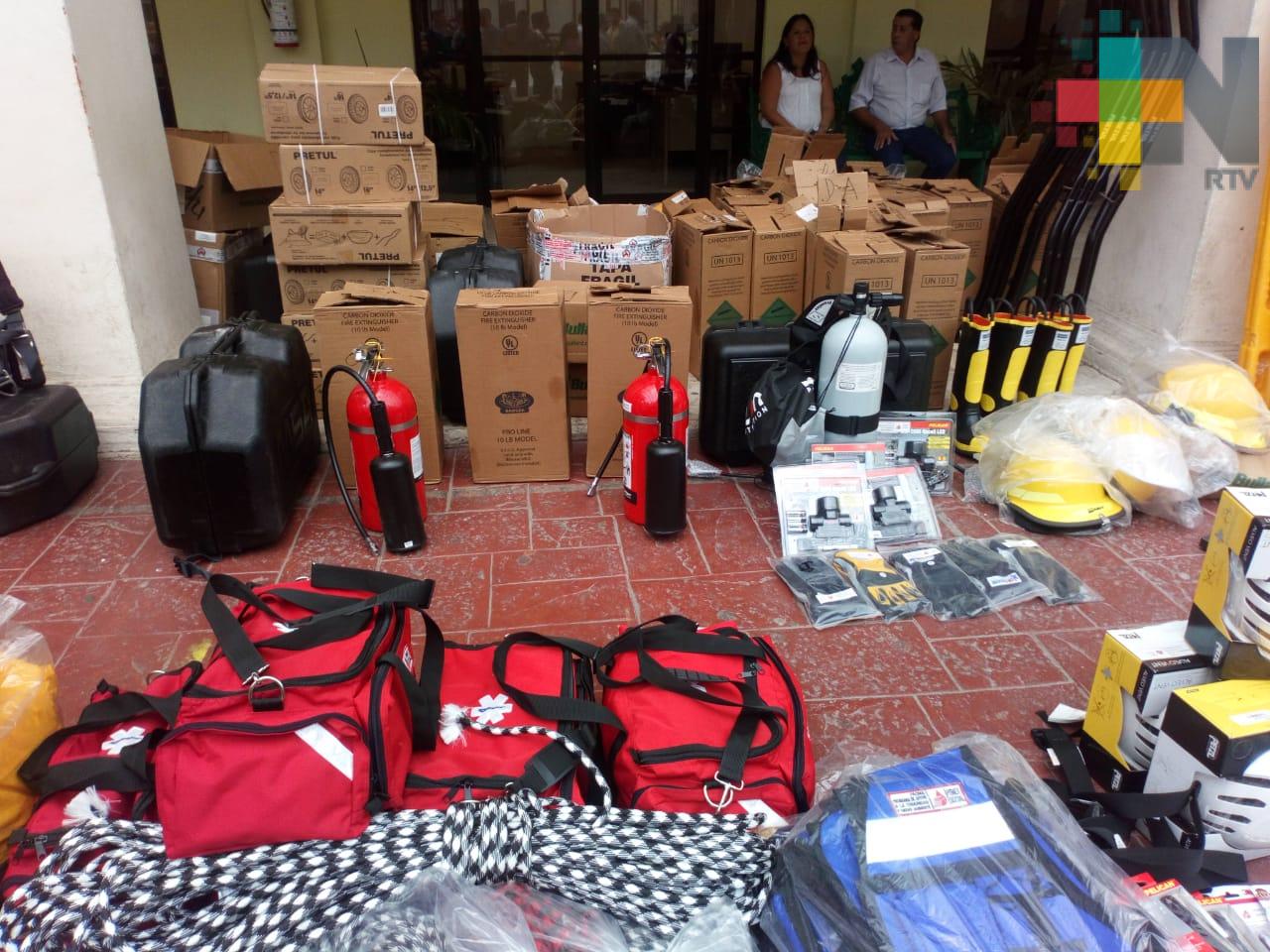 PEMEX y ayuntamiento de Coatzacoalcos entregan equipo a PC y Bomberos