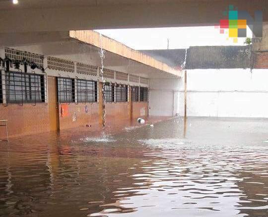 Lluvias han dejado afectaciones en 64 escuelas de municipios veracruzanos
