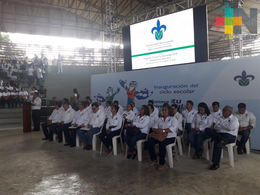 Autoridades de la UV dan bienvenida a jóvenes de nuevo ingreso