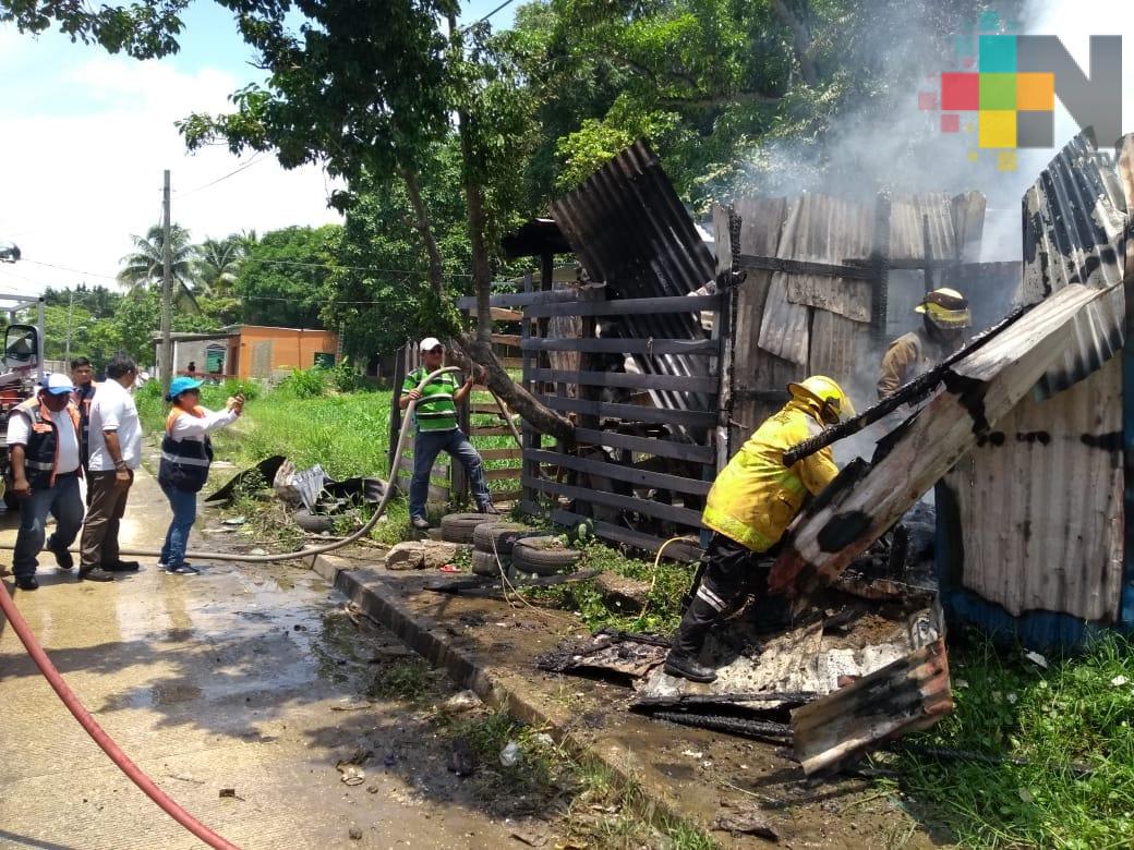Se incendia vivienda debajo de puente de la Avenida Uno