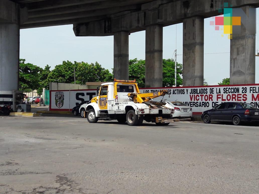 En el puerto Delegación de Tránsito inicia retiro de autos varados por intensa lluvia