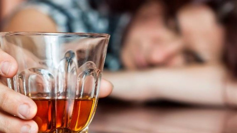 Consumo de alcohol adulterado, provoca ceguera temporal o permanente