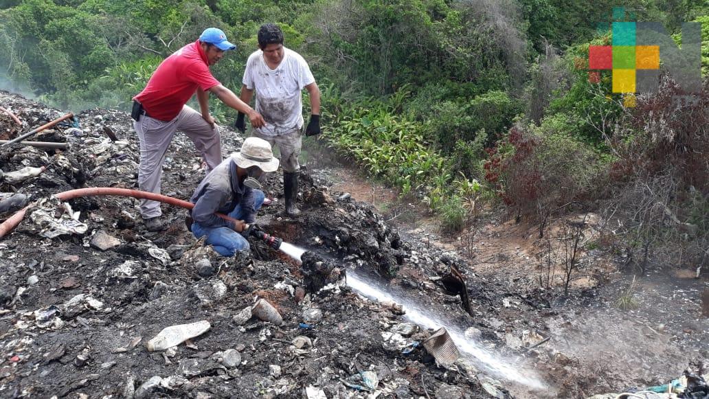 Después de tres días controlan incendio en basurero de Nanchital