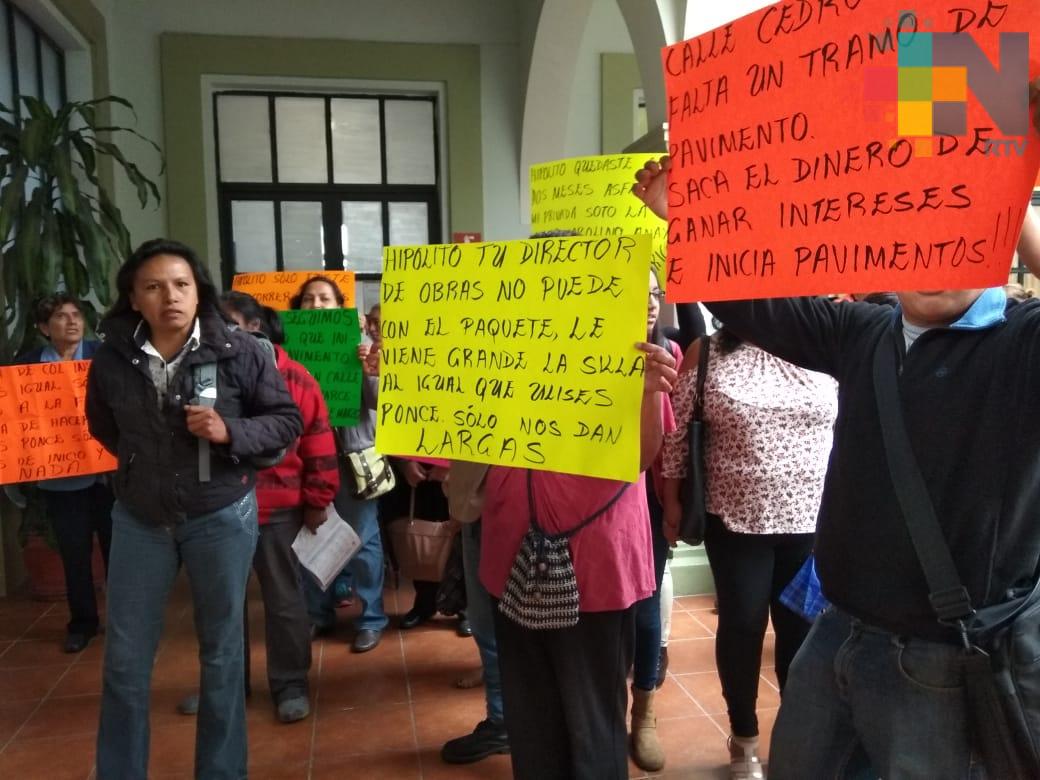 Se manifiestan colonos en palacio municipal de Xalapa; exigen conclusión de obras