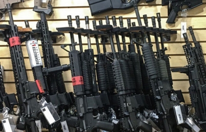 Estudian aprobar que escuelas en EUA compren armas con fondos federales