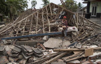Llega ayuda internacional a Indonesia, son mil 424 los muertos por sismo