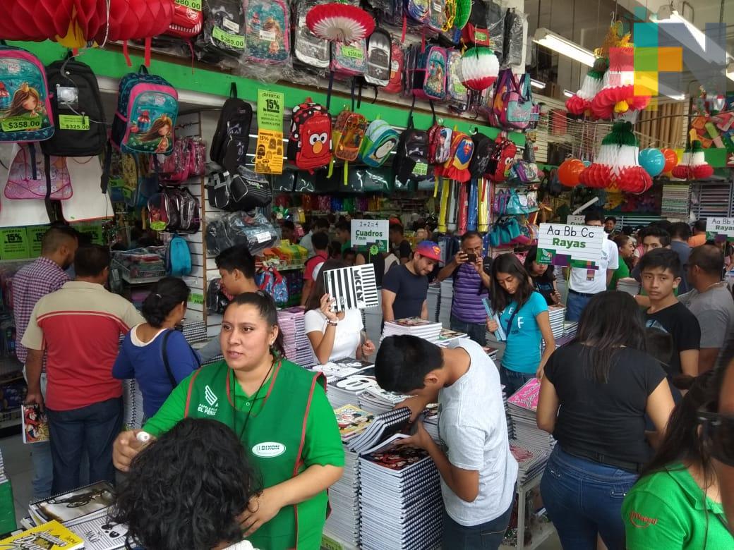 Este domingo, padres de familia abarrotaron negocios de venta de útiles escolares